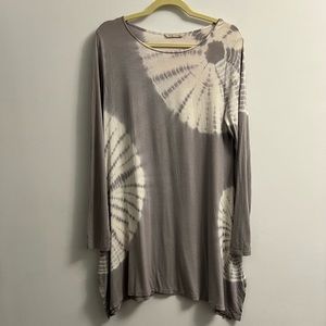 Soft Surroundings Asymmetric Tie Dye Long Sleeve Tunic Top in Light Grey